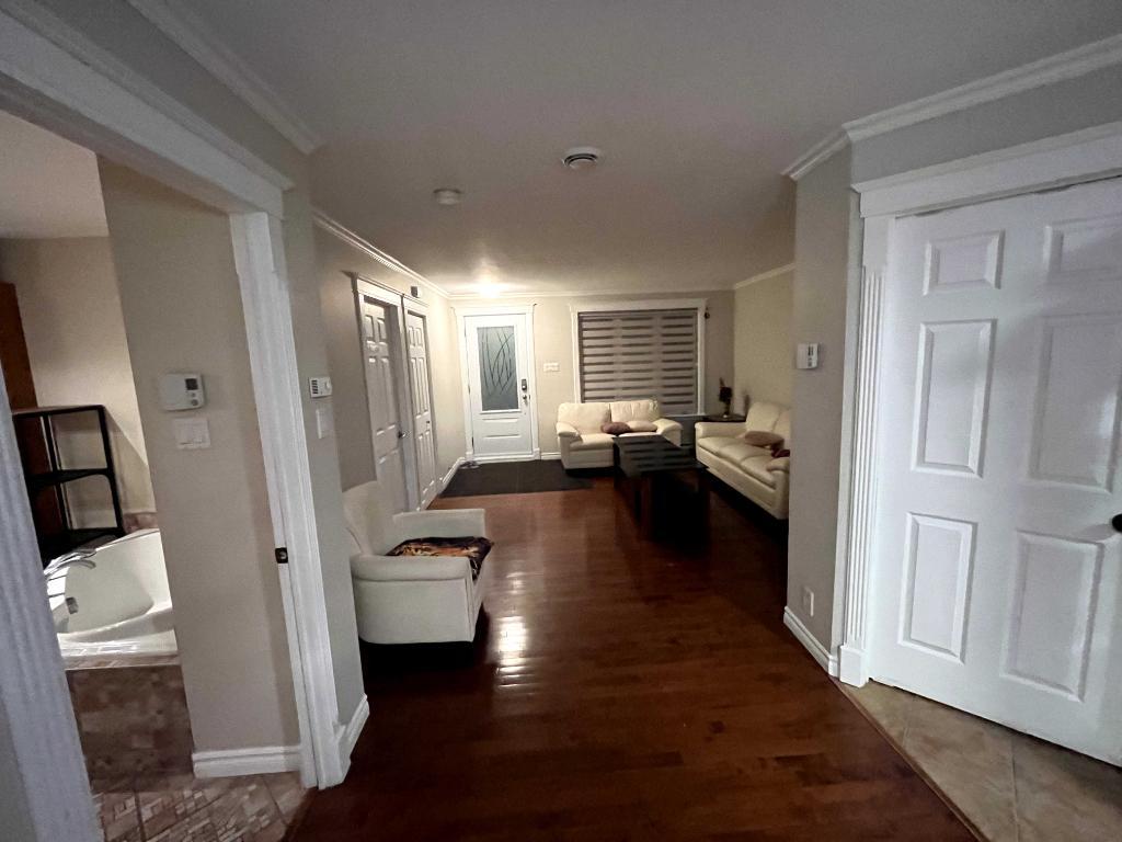 Chambre 1e Étage À LOUER 'immédiat À 800$/mois !!! très grande chambre , pour personne seule , meublée ttes les charges incluses électricité