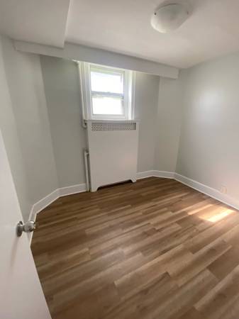 5.5 15 mins from Downtown Montreal 3 closed bedrooms available now!