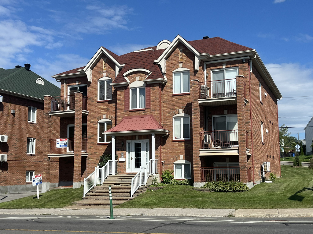 Condo Avec 2 Chambres, 2 Stationnements.