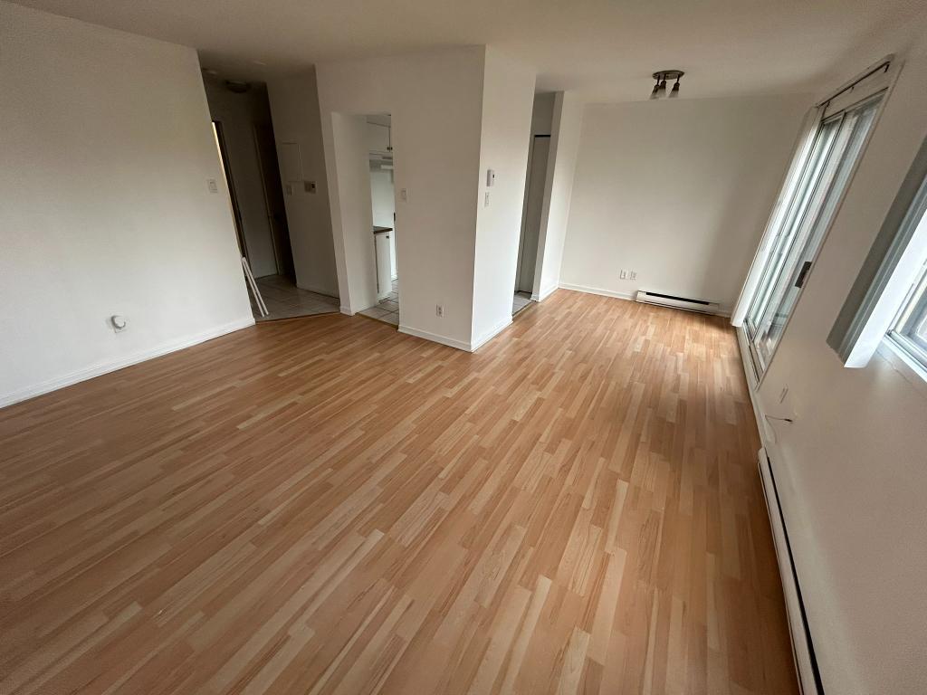 1 chambre (3-1/2) à Boucherville, disponible immédiatement ou 1er Décembre