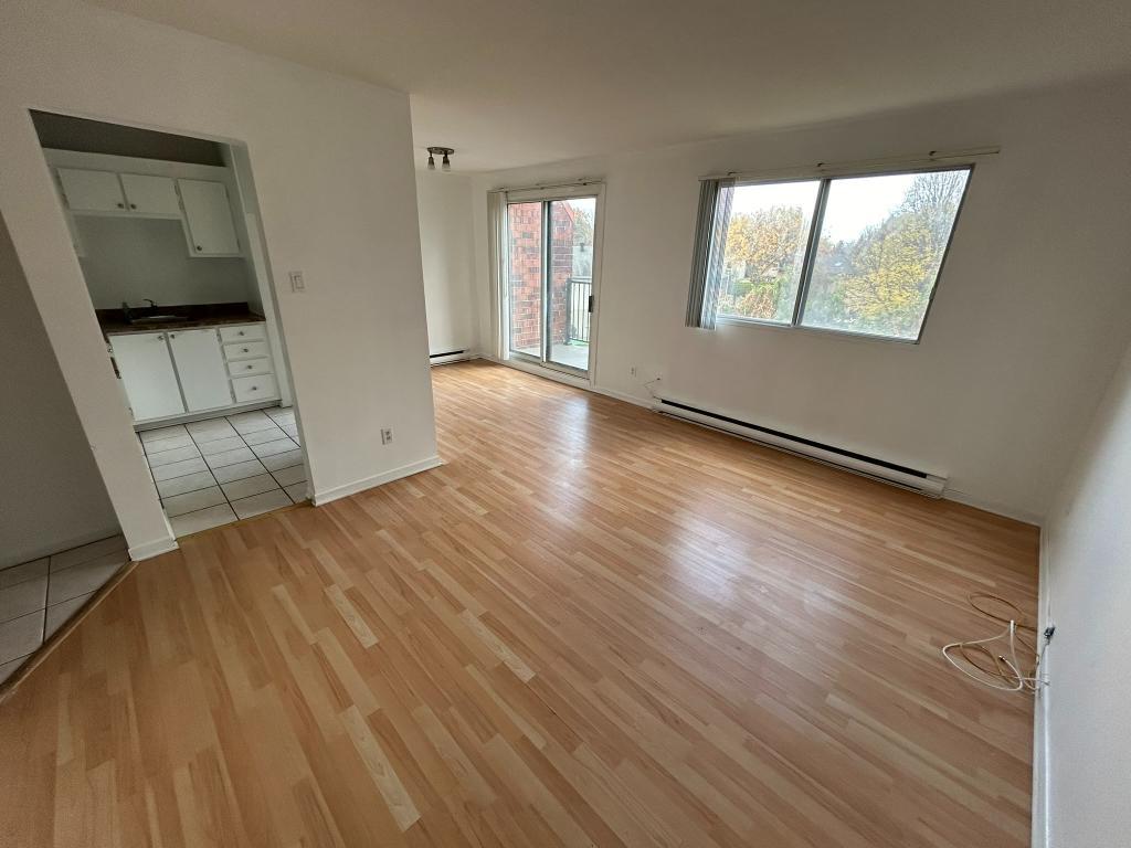 1 chambre (3-1/2) à Boucherville, disponible immédiatement ou 1er Décembre