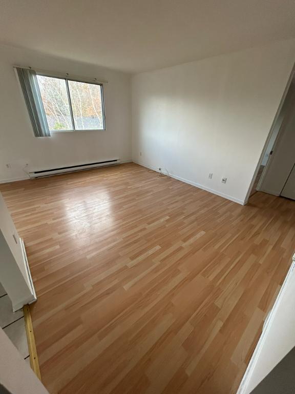 1 chambre (3-1/2) à Boucherville, disponible immédiatement ou 1er Décembre