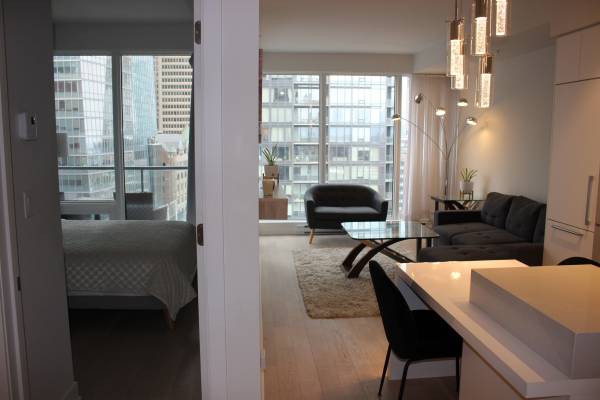 Luxe 1 Bedroom Downtown Montreal Condo with Den and Panoramic View in