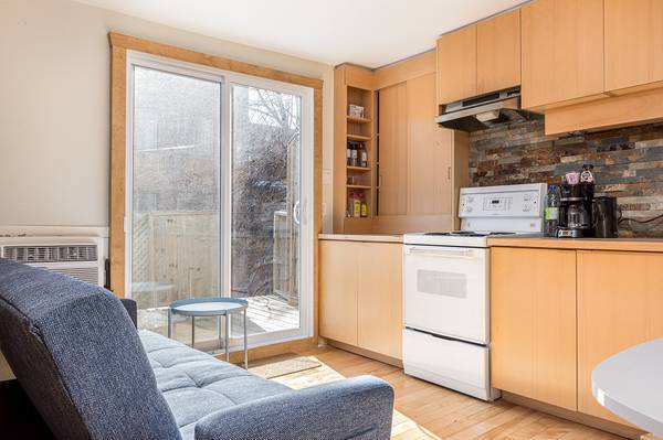 Beautiful 3 Bedroom, 1 Bathroom with Hardwood Flooring in Old Montreal