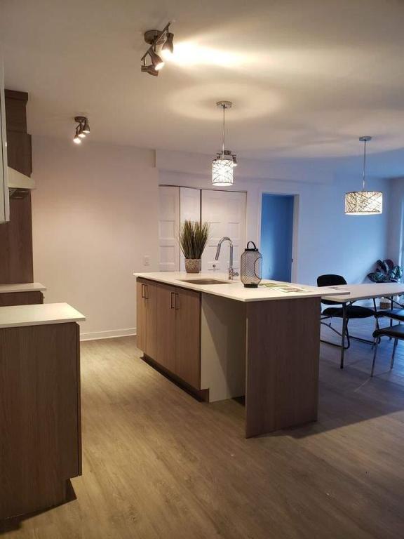 2 CH - 1 SDB - Laval - $1,800 /mo