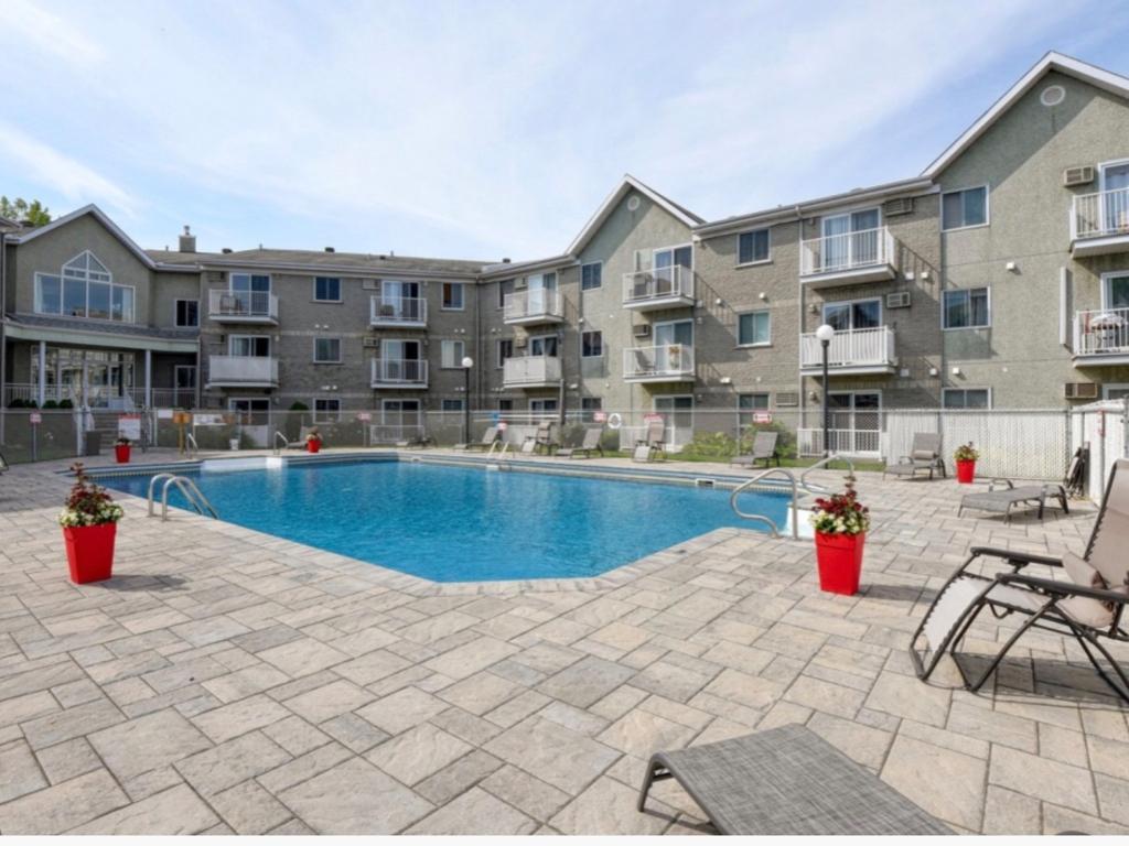 Charmant petit condo 3 et demi, piscine, gym, rez de chaussée, accès facile autoroute 40,lachenaie , Terrebonne, Charlemagne proche de Montréal