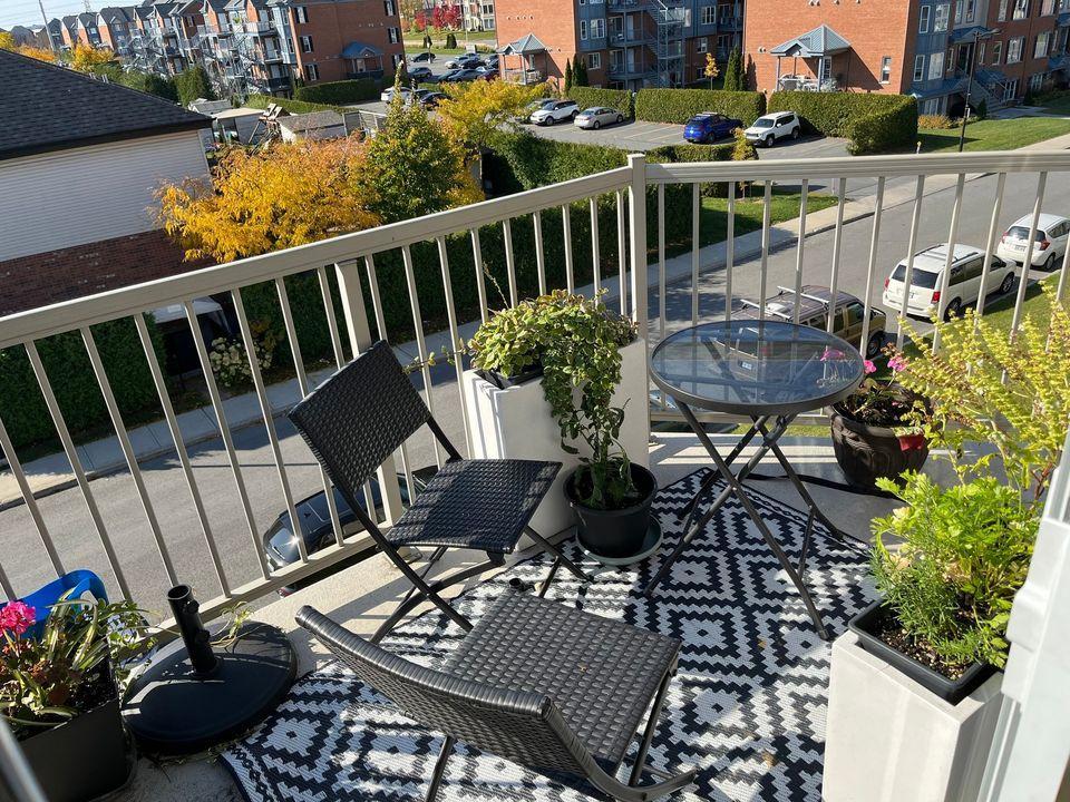 Condo 41/2 à louer de 1100 pied carrés avec vue, stationnement intérieur et balcon!