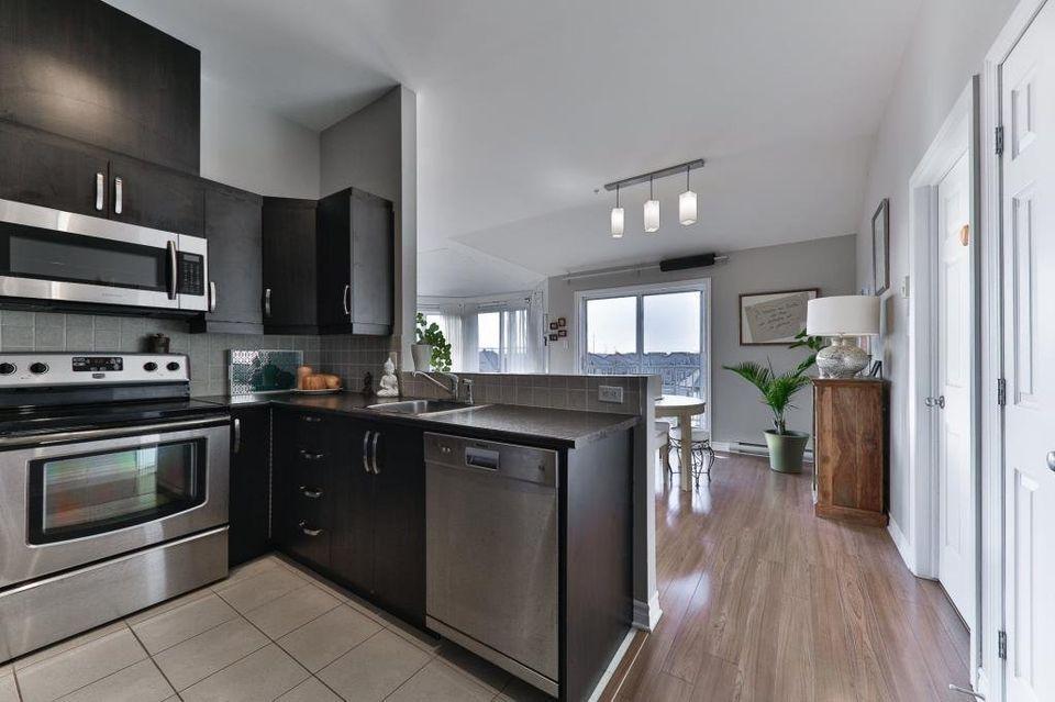 Condo 41/2 à louer de 1100 pied carrés avec vue, stationnement intérieur et balcon!