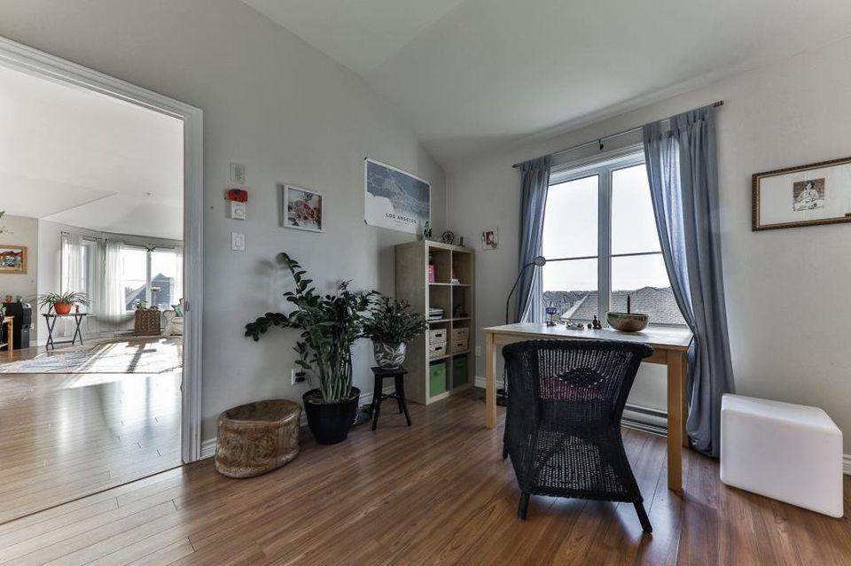 Condo 41/2 à louer de 1100 pied carrés avec vue, stationnement intérieur et balcon!