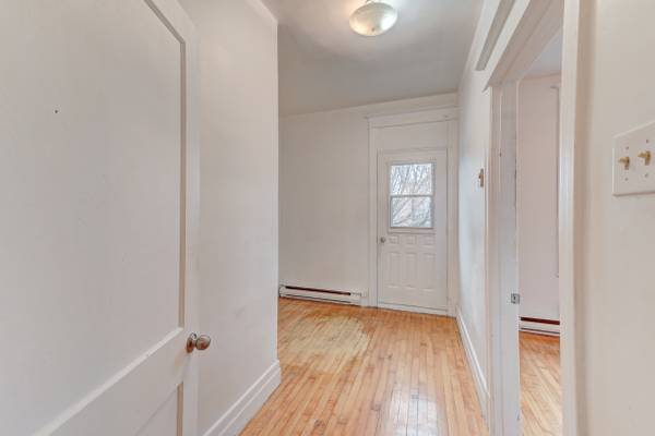 Renovated 5-1/2 in Verdun, available immediately.