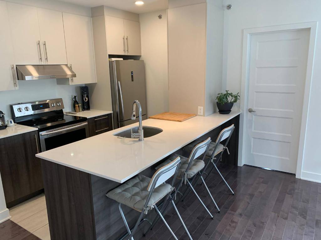 Condo moderne 2 chambres Tout Équipé à louer - Stationnement Intérieur - Disponible immédiatement !