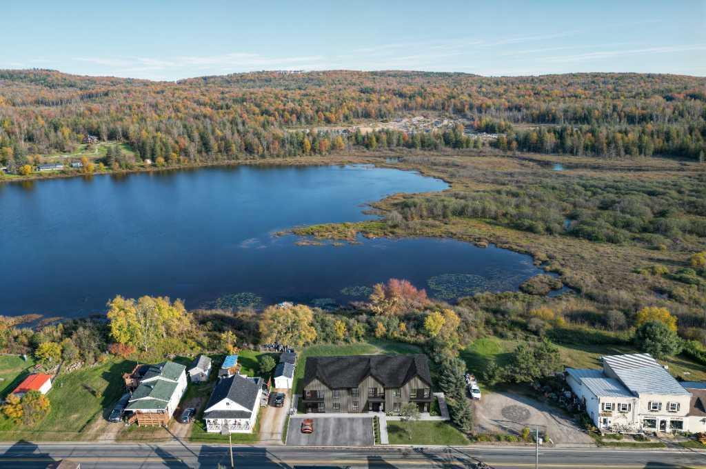 Logement neuf au bord de l'eau près de Mont-Tremblant