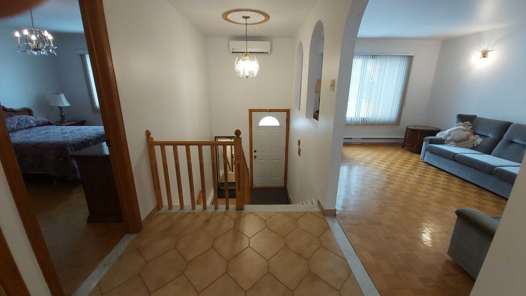 BELLE GRANDE MAISON DEVANT UN GRAND PARC
