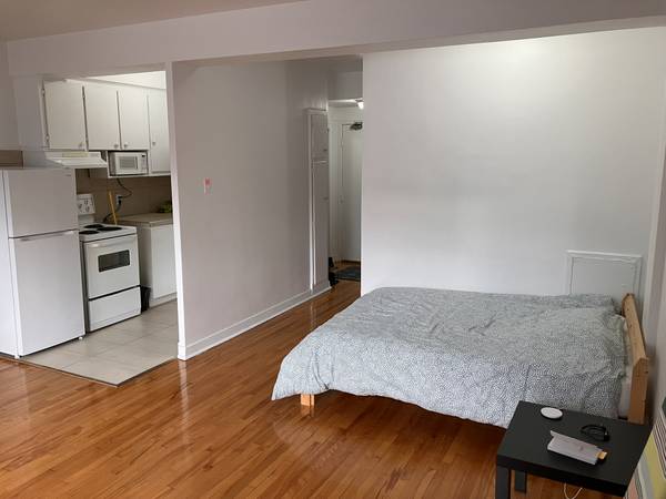 Studio semi-meublé au centre-ville / Downtown semi-furnished studio