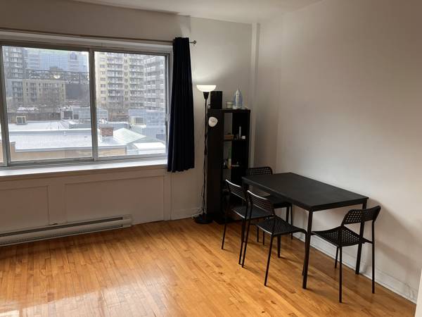 Studio semi-meublé au centre-ville / Downtown semi-furnished studio