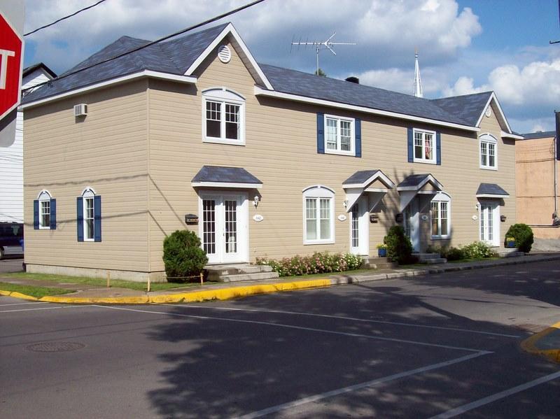 DISPONIBLE 1ER AVRIL - SPLENDIDE 4 1-2 SUR 2 ÉTAGES - CENTRE-VILLE JOLIETTE