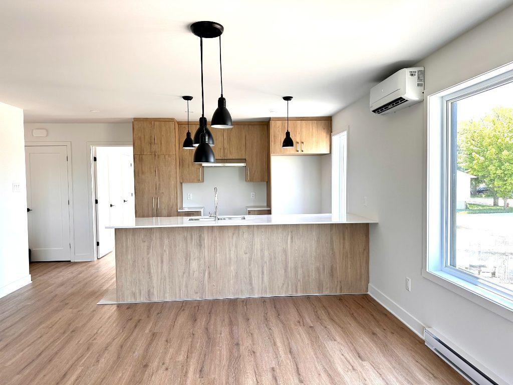 4 1/2 À LOUER - GRAND APPARTEMENT NEUF - LAVAL