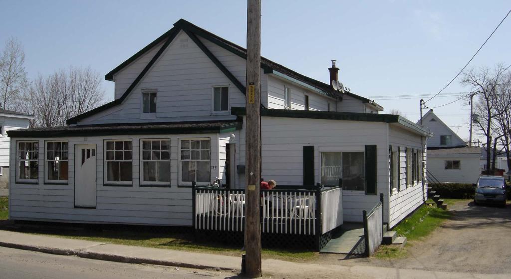 CHAMBRE À LOUER À SAINT-AGATHE-DES-MONTS,PRES DE TOUT LES SERVICES.