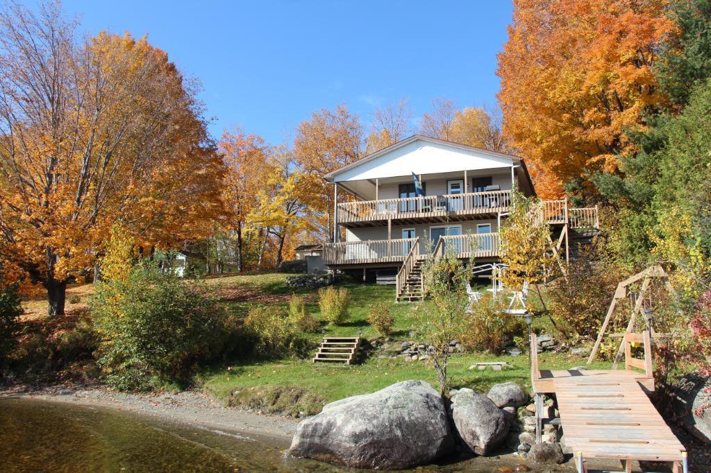 Chalet bord de l'eau Lac Mégantic (Piopolis)