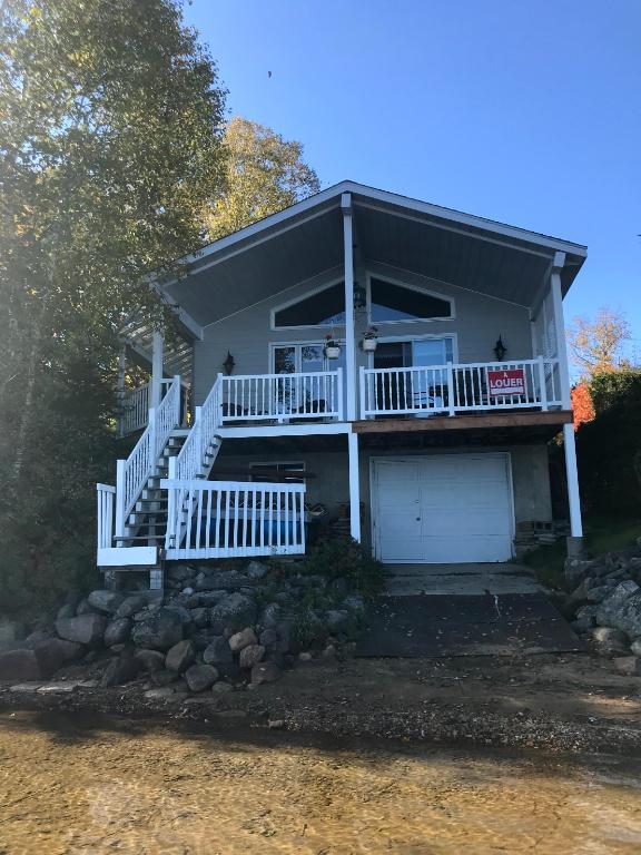 Chalet à louer au bord du lac Nominingue