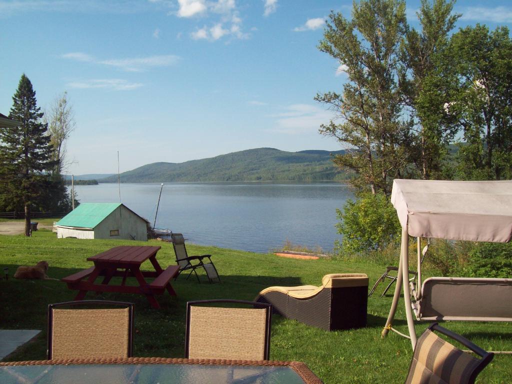 Charmant Chalet à Louer avec Spa — Lac Pohénégamook