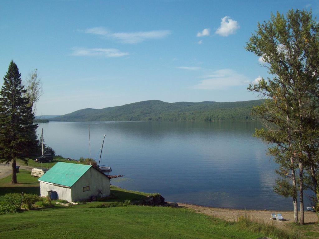 Charmant Chalet à Louer avec Spa — Lac Pohénégamook