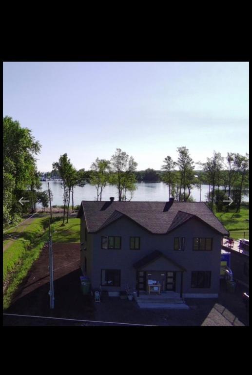 Jumelé à louer, vue sur le fleuve, 3 chambres, duplex, logements