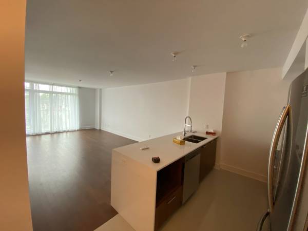 Feb 1 $1760 705 sq 1 bed condo at Fairview Mall, Center of West island