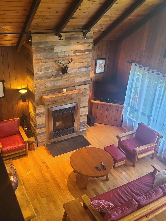 Chalet bord de lac Raymond Val-morin a louer