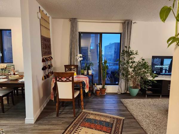 LARGE 3-1/2 - STUNNING VIEW of DOWNTOWN!
