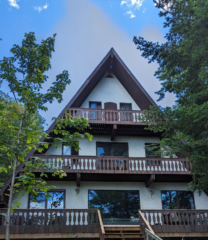 Grande maison style suisse dans les Laurentides - Location mensuelle, saisonnière ou annuelle