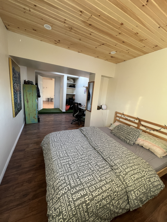 CHAMBRE DISPONIBLE DANS LOFT INDUSTRIEL