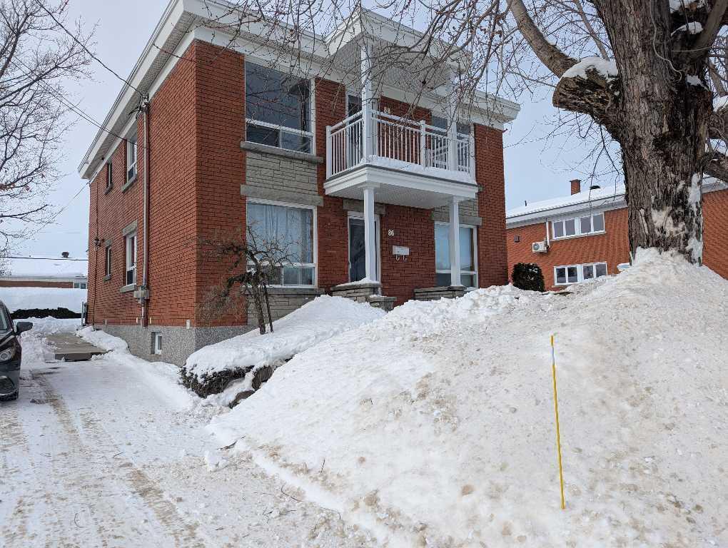 Spacieux 6 et demi au bas d’un duplex avec cour privée et près de tous les services(libre immédiatement)