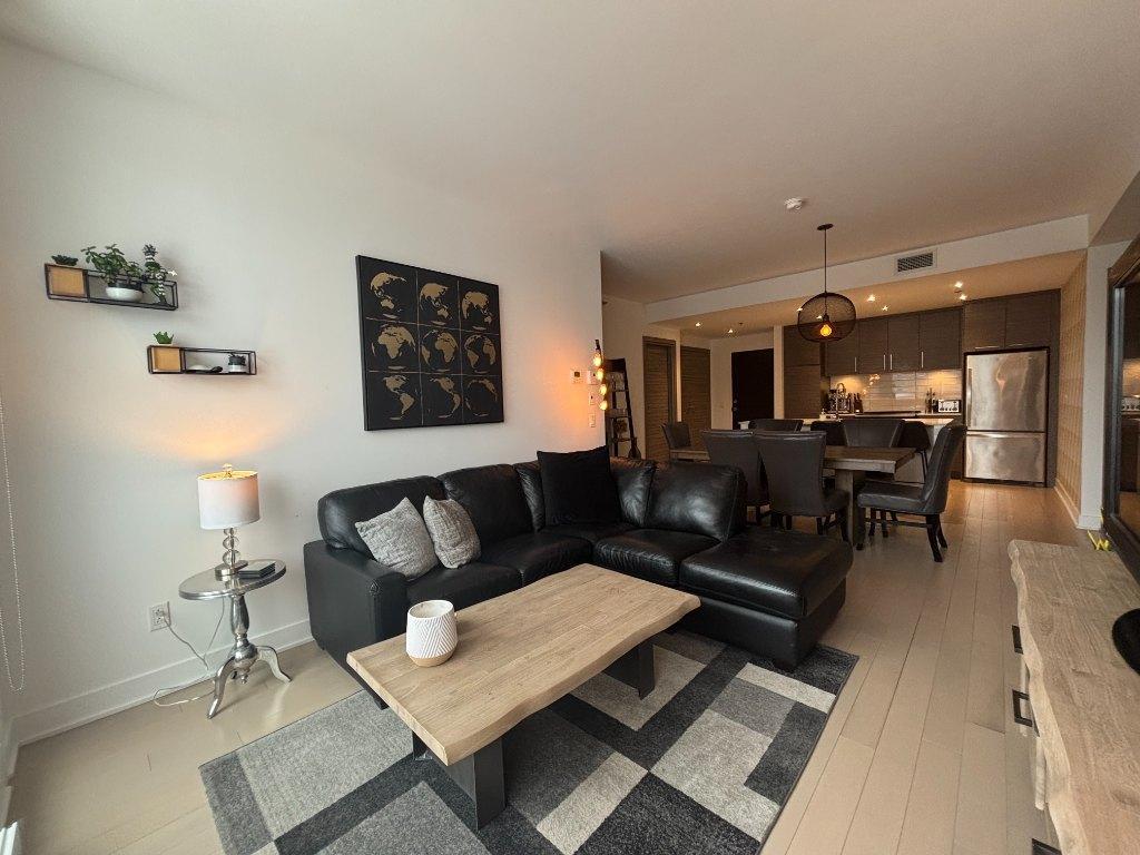 🏡 Modern 2 Bed, 2 Bath Condo in the Heart of Griffintown! 🏡