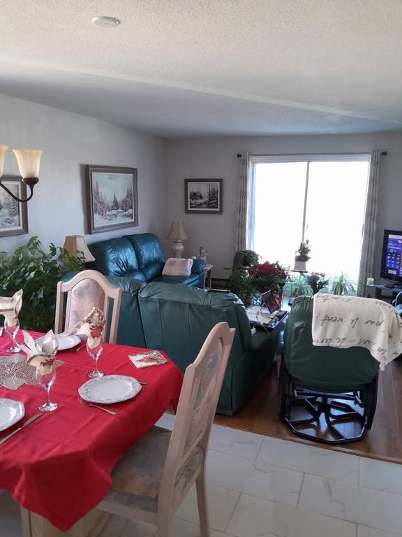 3 chambres semi-meublé - 3 bedrooms-semi-furnished