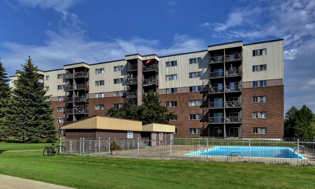 GRAND 4 ½ UNITÉ DE COIN À CHARLESBOURG - AU DERNIER ÉTAGE 1315$/MOIS TOUT INCLUS! POUR JUILLET