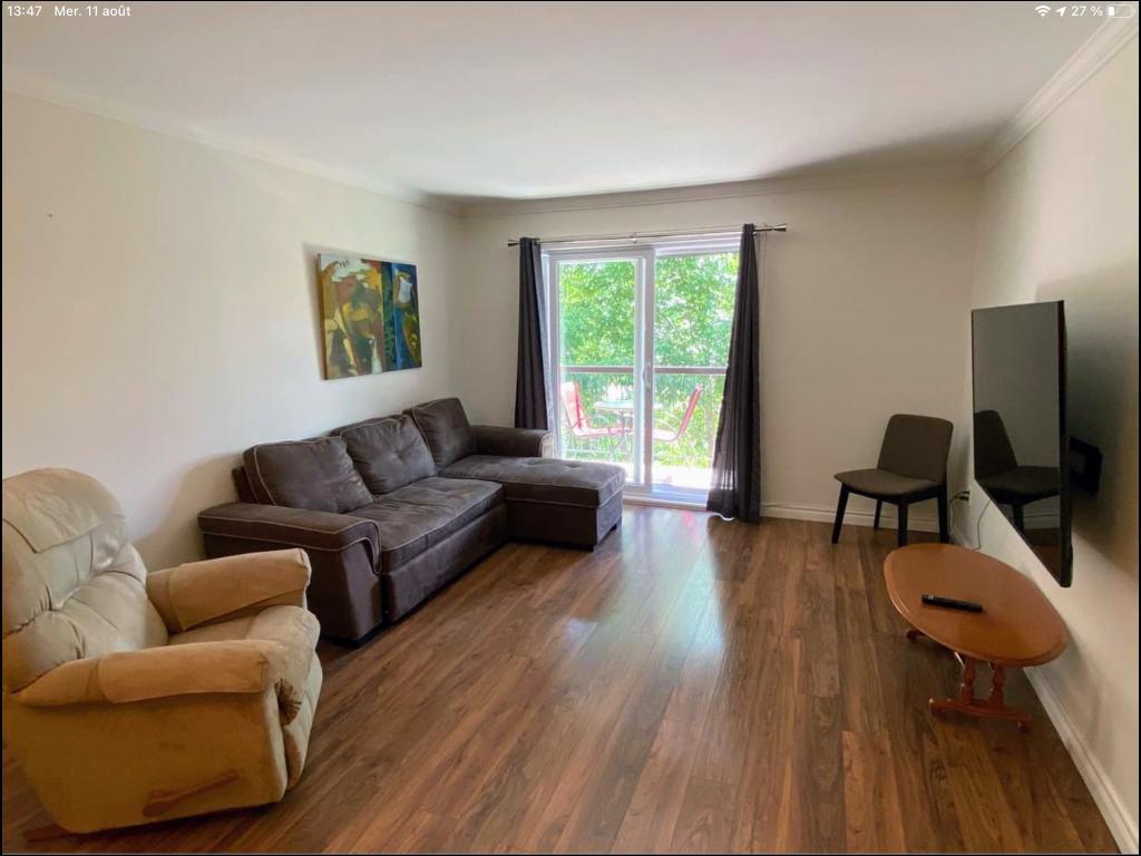 CONDO DE LUXE MEUBLÉ 4 ½ - Situé au bord du LAC MAGOG à Sherbrooke - REFAIT À NEUF. A/C | PISCINE | ÉLECTROS ET MEUBLÉ. DISPONIBLE LE 1er JUILLET.