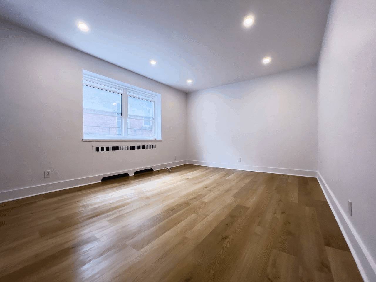 Bachelor - 2070 Rue Chomedey, Montréal