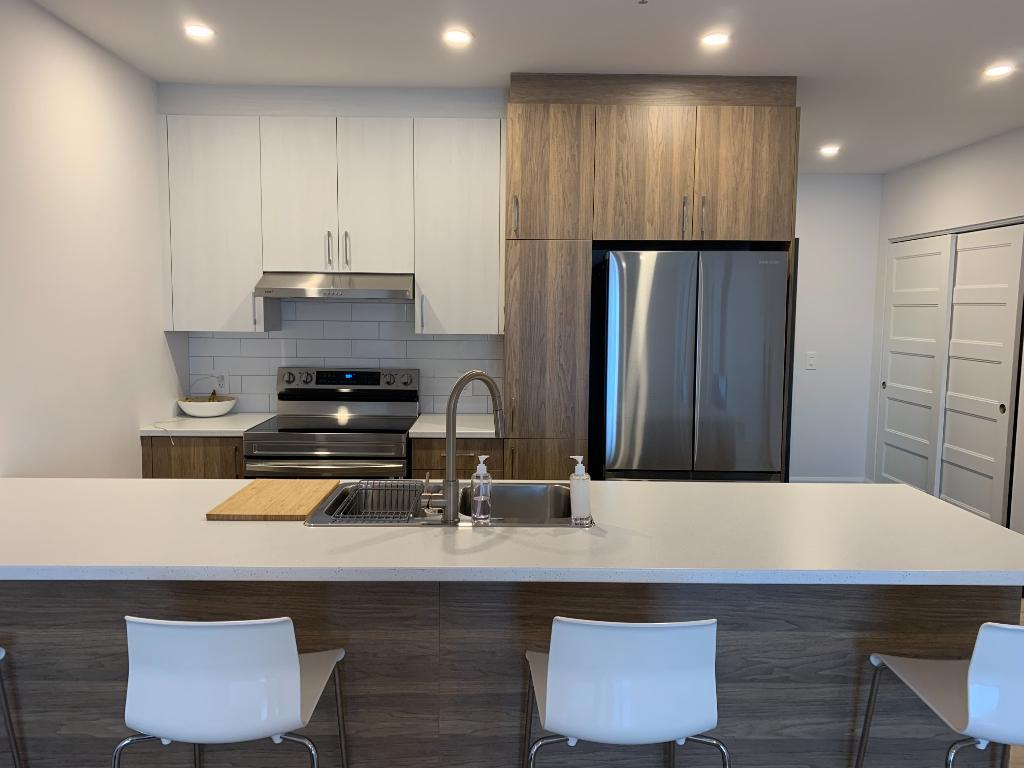 TOUT INCLUS - 4½ 1270 pi2 - VUE LAC BOIVIN / 2e ÉTAGE / ASCENSEUR / IMMENSE WALK-IN / 100% BÉTON / THERMOPOMPE - Logement à Granby
