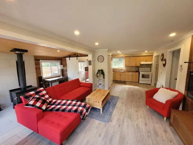 Chalet disponible à la location mensuelle ou saisonnière pour 2 à 4 personnes, 32 jours et plus.