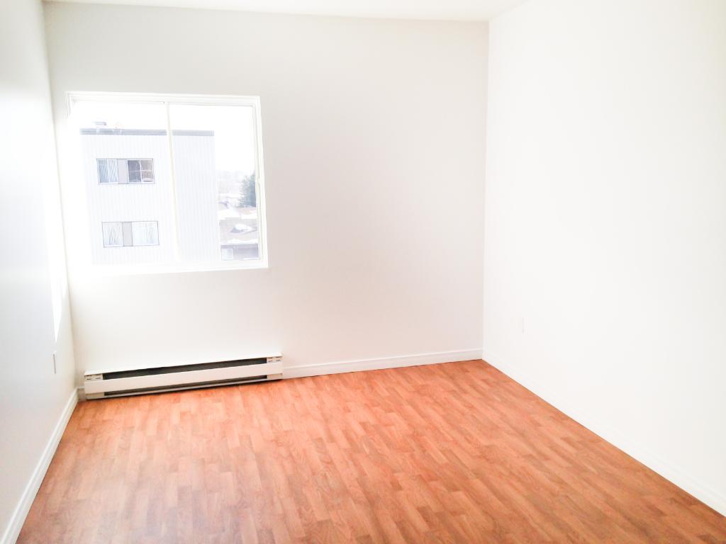 À CHARLESBOURG, GRAND 3 ½ RÉNOVÉ, COTÉ TERRAIN! - 1085$ TOUT INCLUS, DISPONIBLE À PARTIR JUILLET