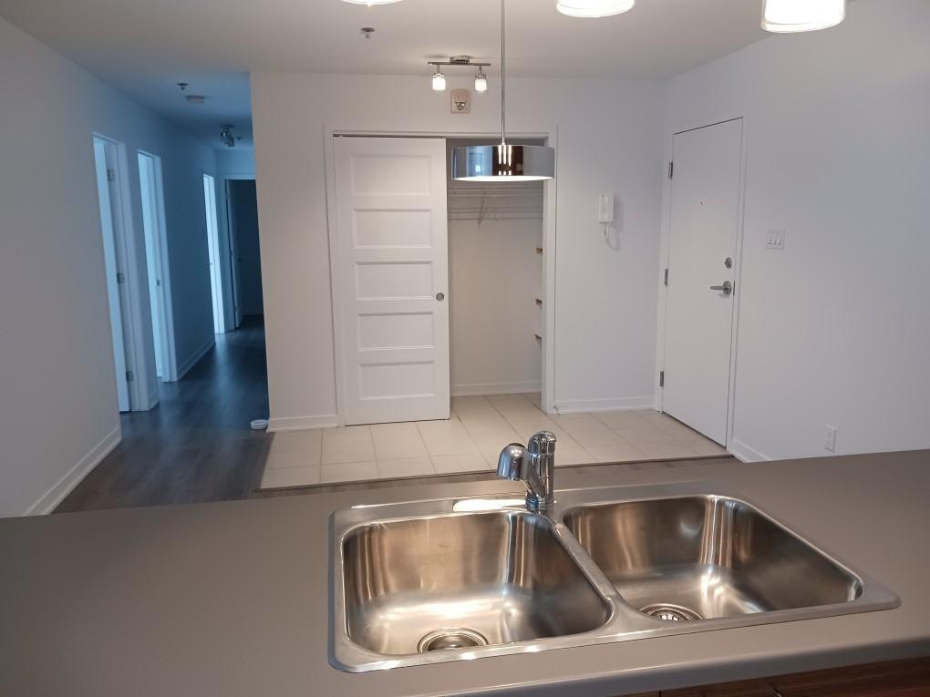 DÉJÀ COMBLÉ-5 1/2 AVEC GARAGE ET ASCENSEUR À ST-CONSTANT
