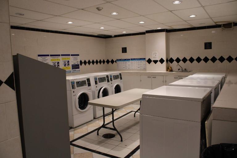 Studio - Westmount - $1,300 /mo