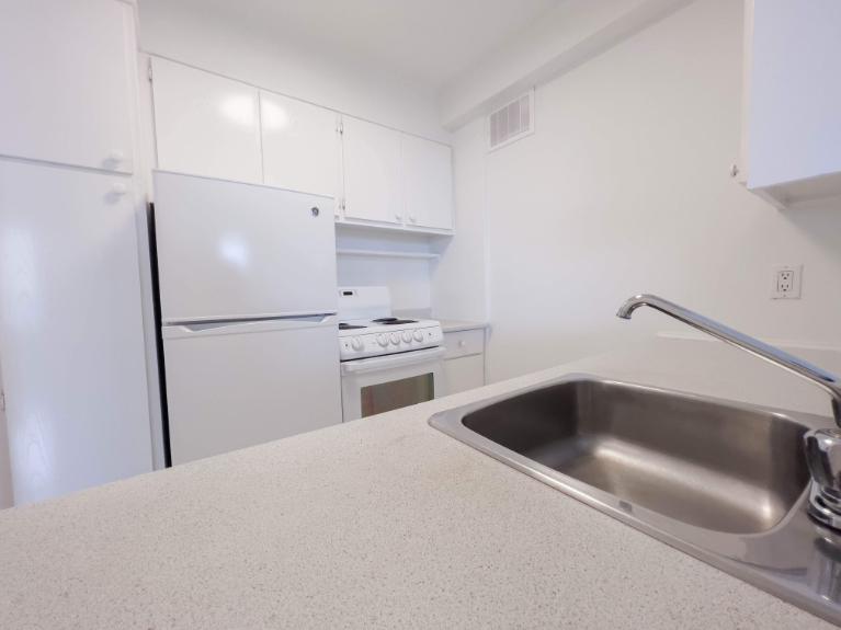 Studio - Westmount - $1,300 /mo