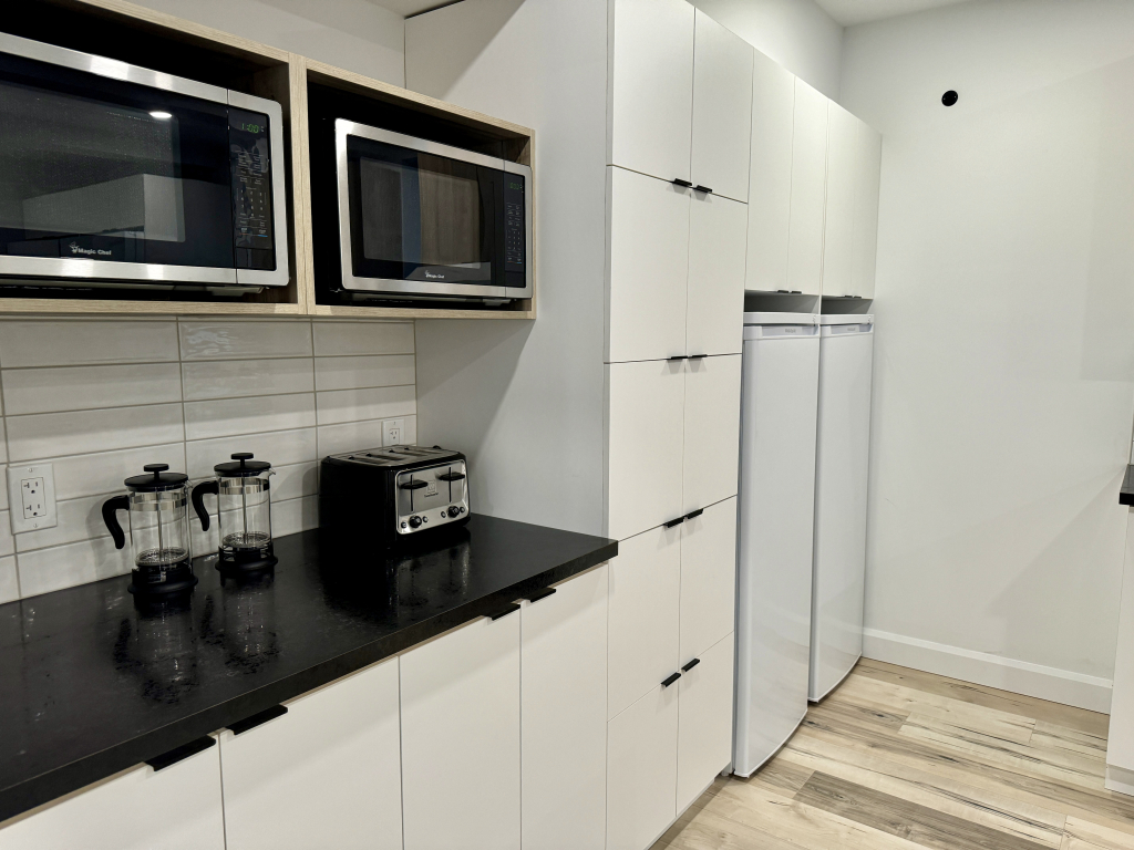 Chambre Neuf Avec Vanité Privé !