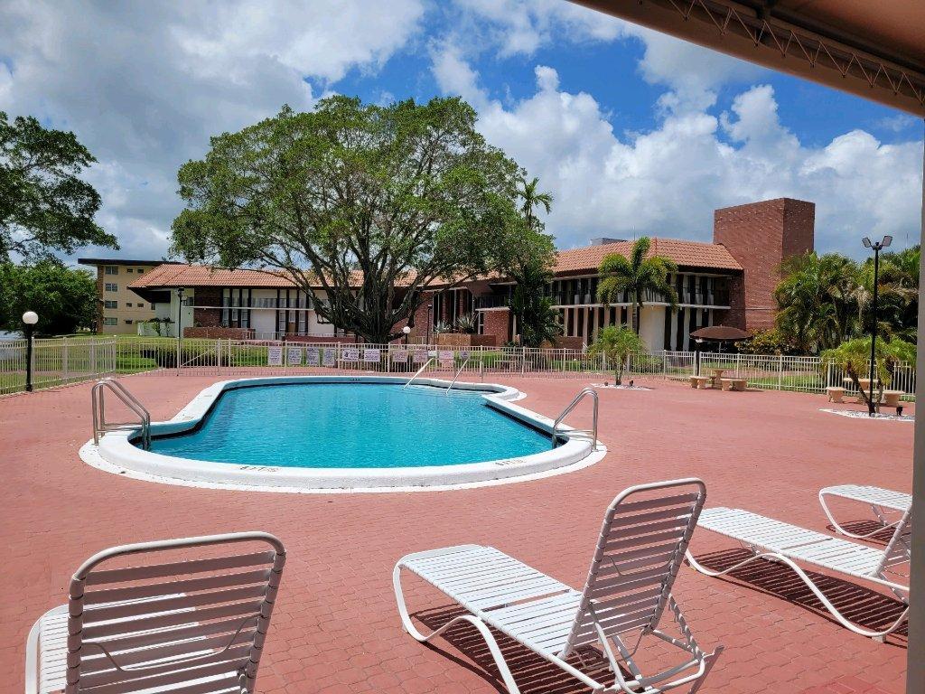 Magnifique et spacieux condo à louer situé à fortlauderdale à 15 mm des  plages, du centre ville, du sawgrassmills  et de l aéroport . Le condo compre