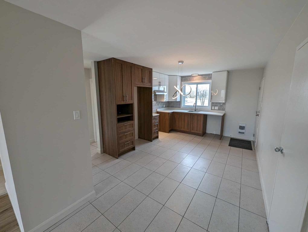 Trois-Rivières Ouest - Grand 4 1/2 sur Grenier***non fumeur***