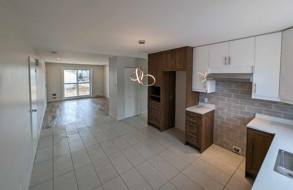 Trois-Rivières Ouest - Grand 4 1/2 sur Grenier***non fumeur***