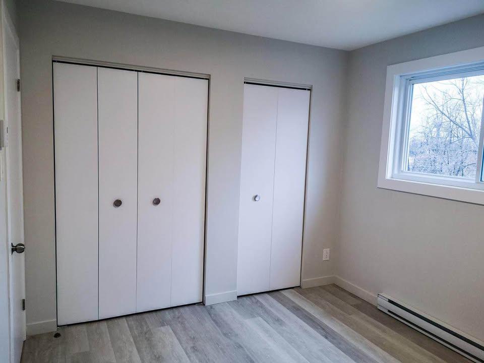 Grand 7 1/2: 3 chambres, 3 salles de bain ! Deux étages ! Valleyfield. Prêt Juillet !