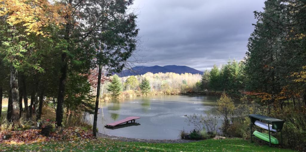 Chalet à louer Estrie situé sur domaine privé (lac,kayak,bicycle,nature sauvage,etc.) Près Owl's Head, Jay Peak et lac Memphrémagog